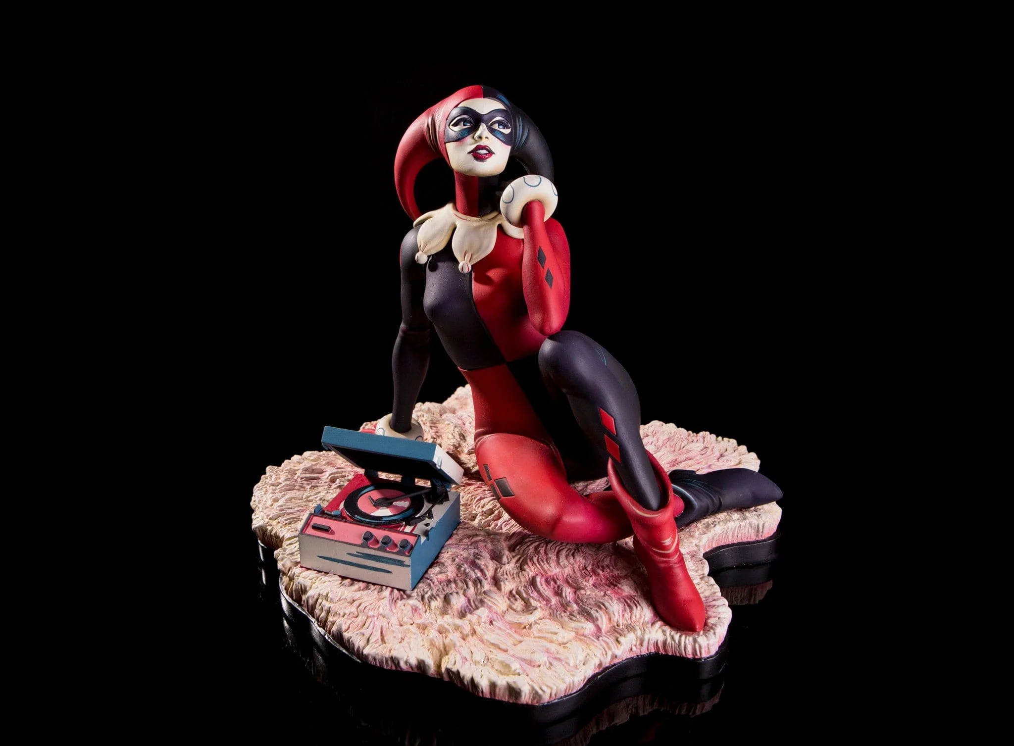 Batman – "Waiting for My J Man" Harley Quinn Statue - Image 17