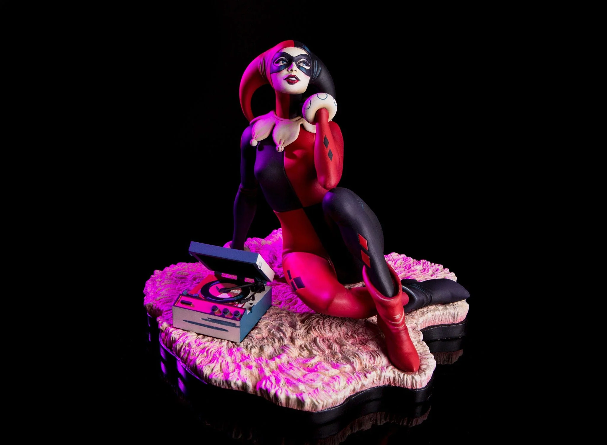 Batman – "Waiting for My J Man" Harley Quinn Statue - Image 2