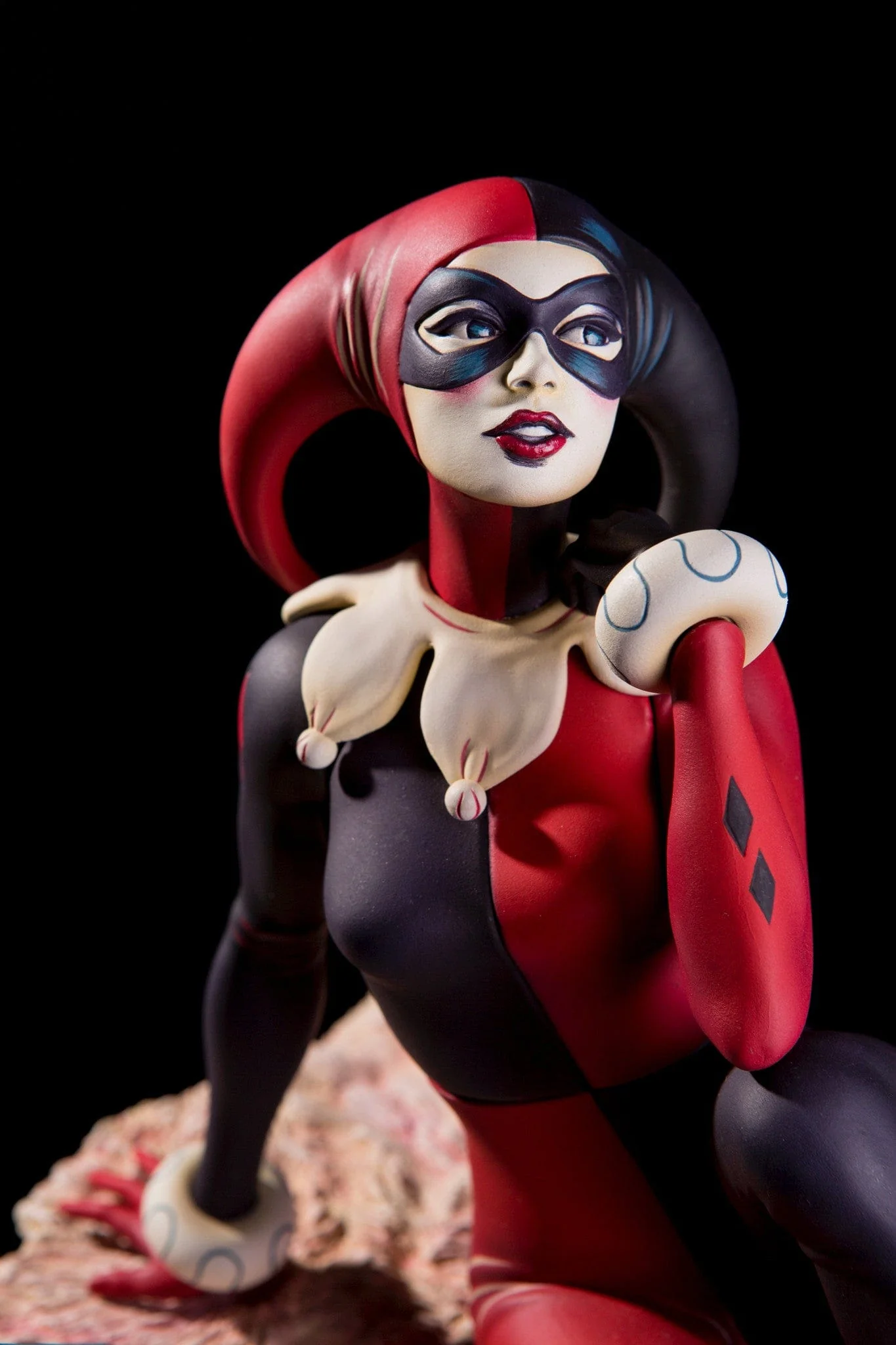 Batman – "Waiting for My J Man" Harley Quinn Statue - Image 3
